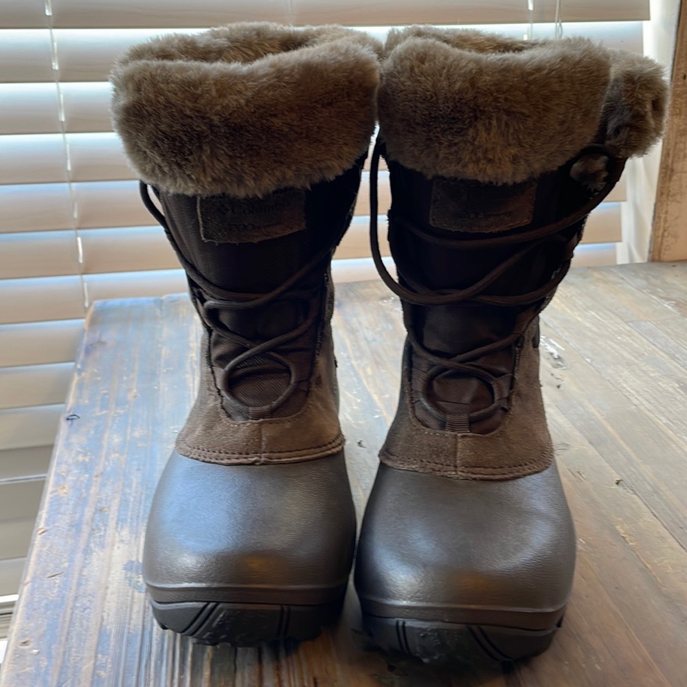 Columbia boots size 8. Never worn